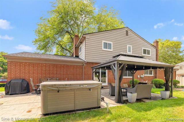 792 S Rosedale Court, Grosse Pointe Woods, MI 48236
