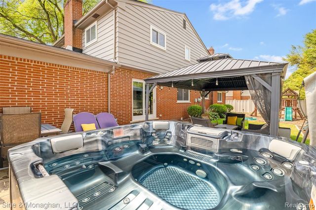 792 S Rosedale Court, Grosse Pointe Woods, MI 48236