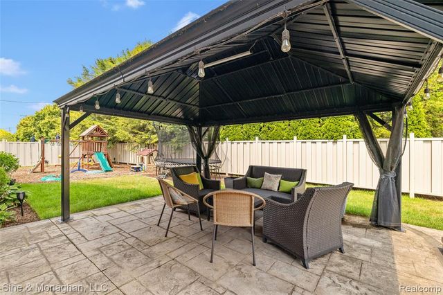 792 S Rosedale Court, Grosse Pointe Woods, MI 48236