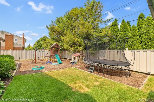 792 S Rosedale Court, Grosse Pointe Woods, MI 48236