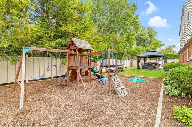 792 S Rosedale Court, Grosse Pointe Woods, MI 48236