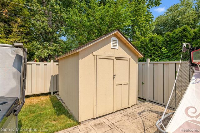792 S Rosedale Court, Grosse Pointe Woods, MI 48236