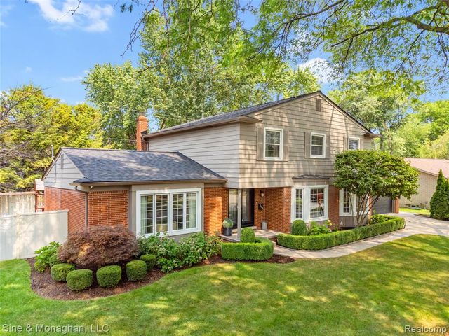 792 S Rosedale Court, Grosse Pointe Woods, MI 48236