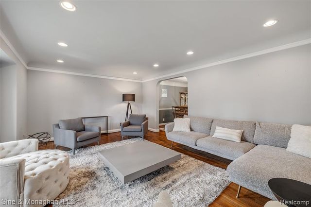 792 S Rosedale Court, Grosse Pointe Woods, MI 48236