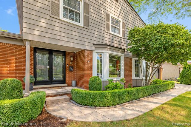 792 S Rosedale Court, Grosse Pointe Woods, MI 48236