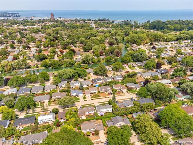 792 S Rosedale Court, Grosse Pointe Woods, MI 48236