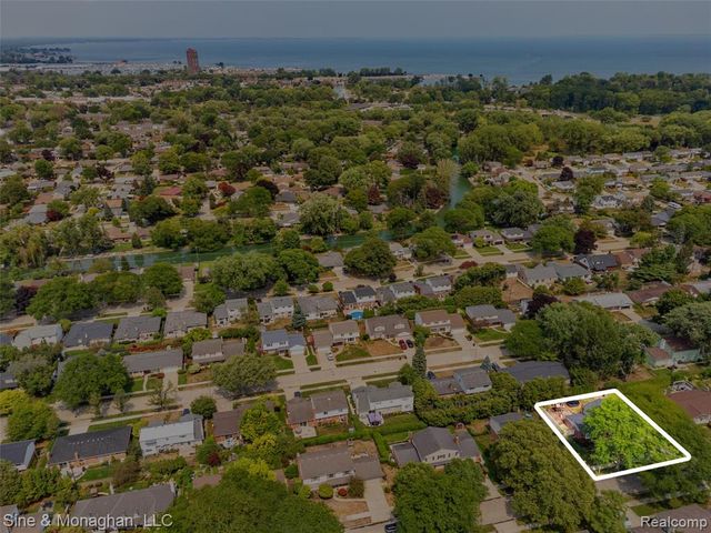 792 S Rosedale Court, Grosse Pointe Woods, MI 48236