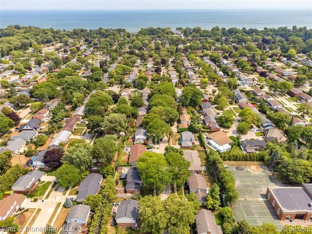 792 S Rosedale Court, Grosse Pointe Woods, MI 48236