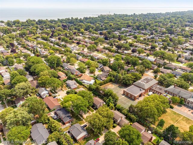 792 S Rosedale Court, Grosse Pointe Woods, MI 48236