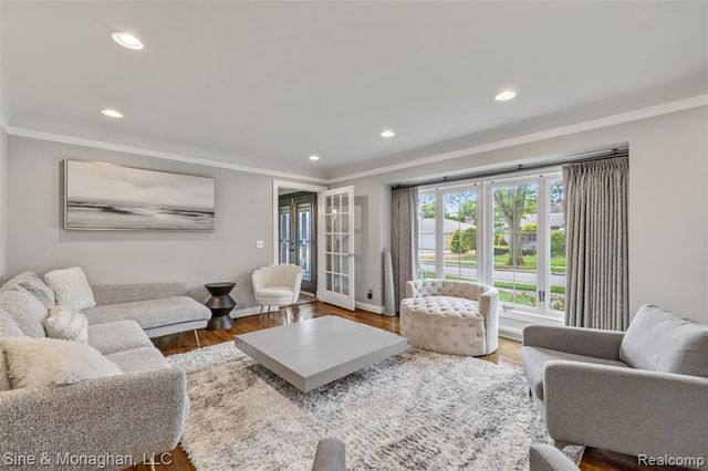 792 S Rosedale Court, Grosse Pointe Woods, MI 48236