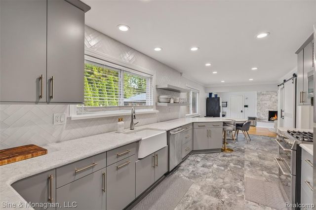 792 S Rosedale Court, Grosse Pointe Woods, MI 48236