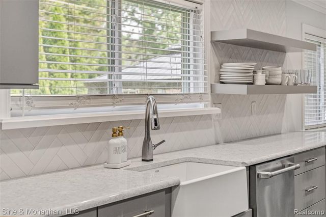 792 S Rosedale Court, Grosse Pointe Woods, MI 48236
