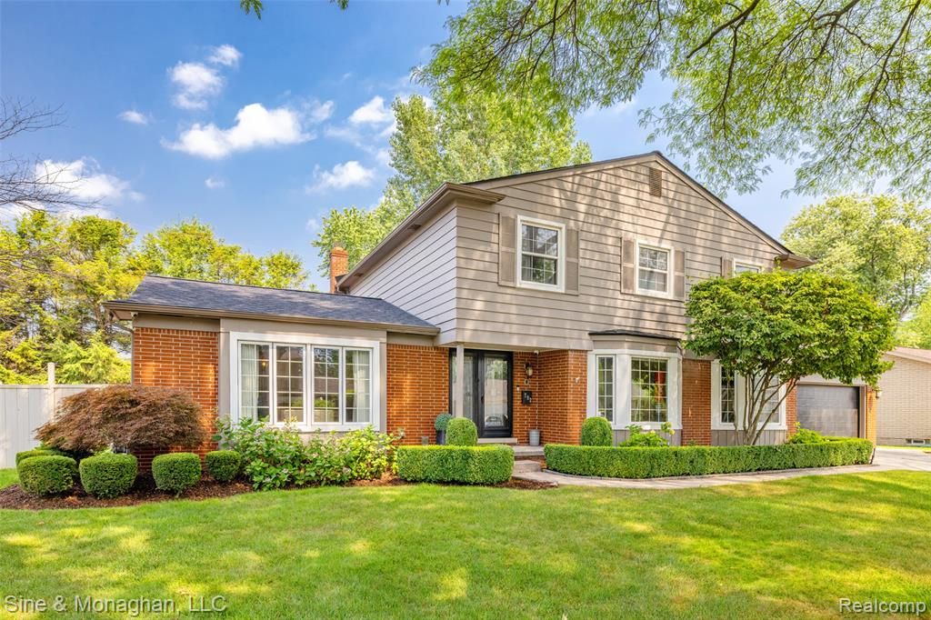 792 S Rosedale Court, Grosse Pointe Woods, MI 48236