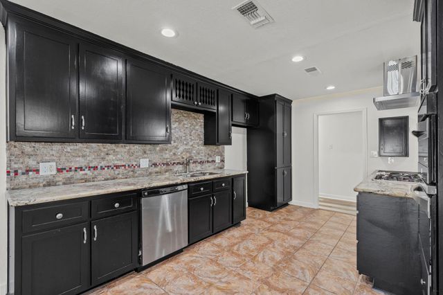 1132 18th Avenue N, Texas City, TX 77590