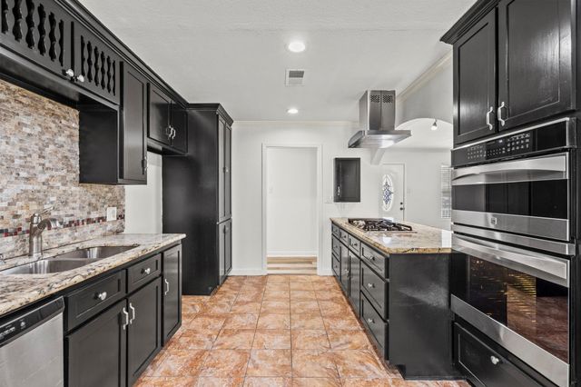 1132 18th Avenue N, Texas City, TX 77590