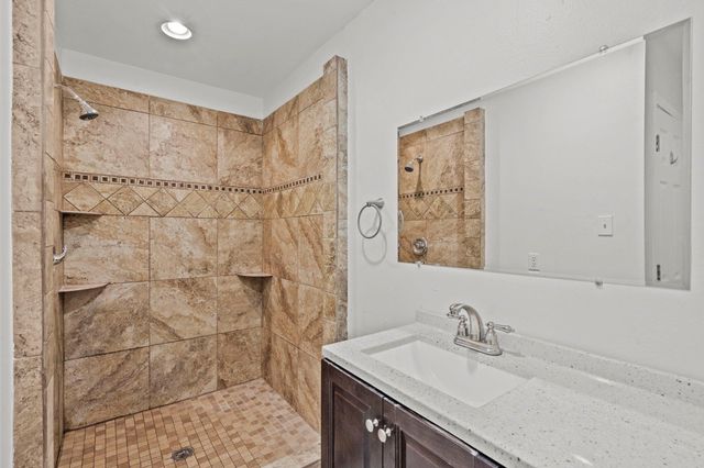 1132 18th Avenue N, Texas City, TX 77590