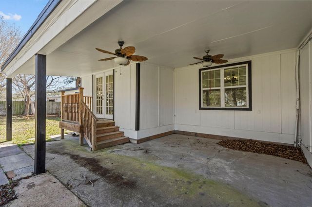 1132 18th Avenue N, Texas City, TX 77590