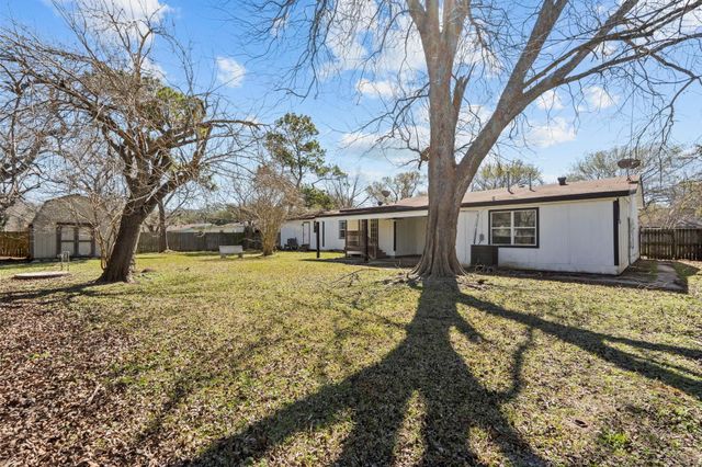 1132 18th Avenue N, Texas City, TX 77590