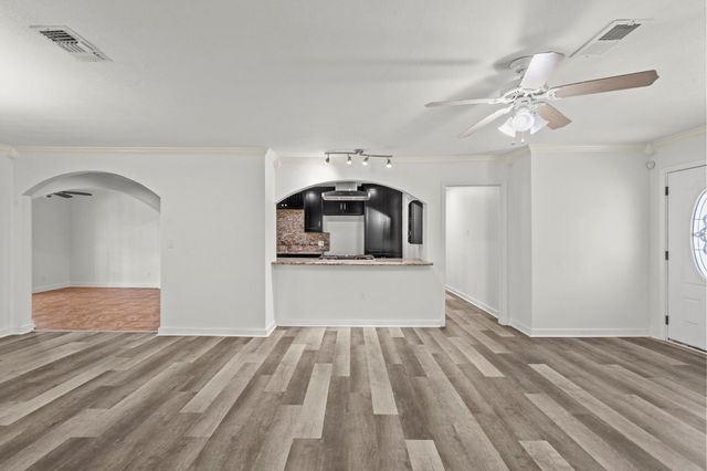 1132 18th Avenue N, Texas City, TX 77590