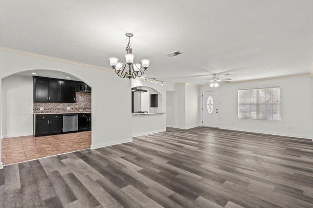 1132 18th Avenue N, Texas City, TX 77590