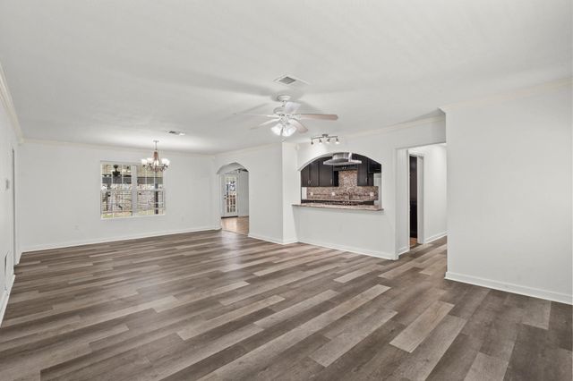 1132 18th Avenue N, Texas City, TX 77590