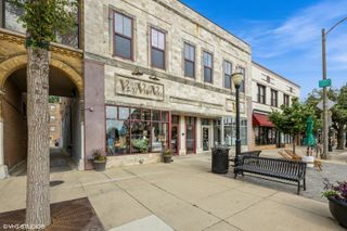 25 S La Grange Road E, La Grange, IL 60525