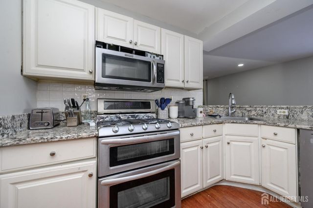 5 Cherrywood Drive, Piscataway, NJ 08854