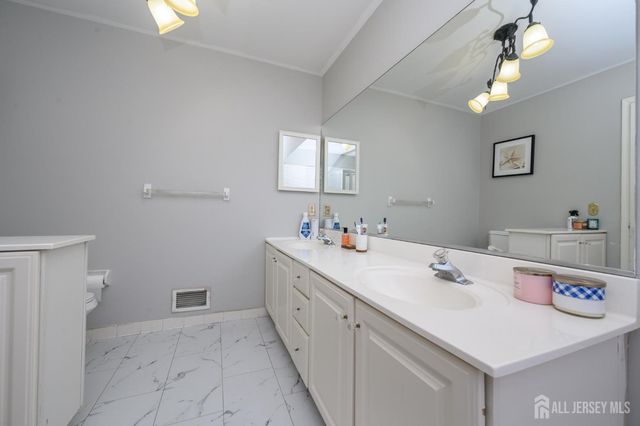 5 Cherrywood Drive, Piscataway, NJ 08854