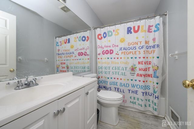 5 Cherrywood Drive, Piscataway, NJ 08854