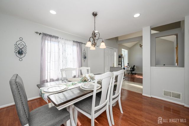 5 Cherrywood Drive, Piscataway, NJ 08854