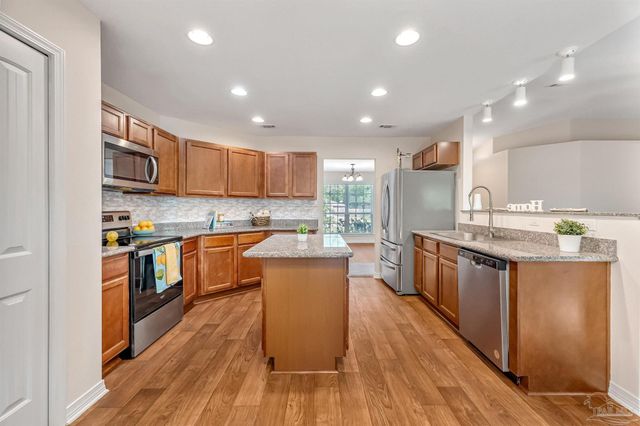 3103 Lynn Dr, Navarre, FL 32566