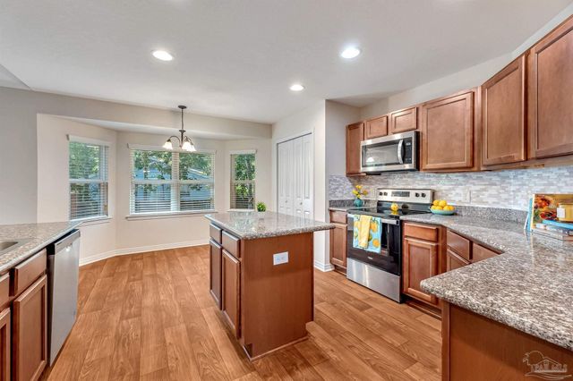 3103 Lynn Dr, Navarre, FL 32566