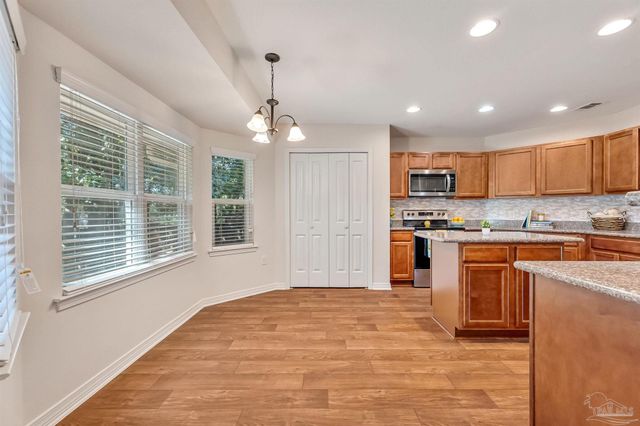 3103 Lynn Dr, Navarre, FL 32566