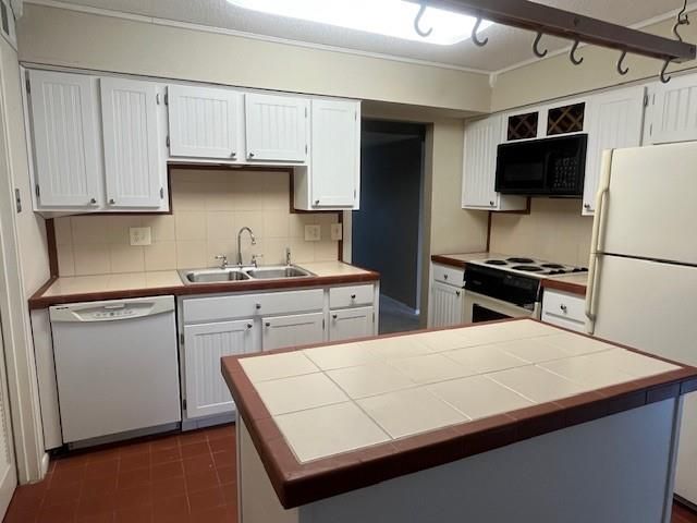 9624 Perry Lane E, Overland Park, KS 66212