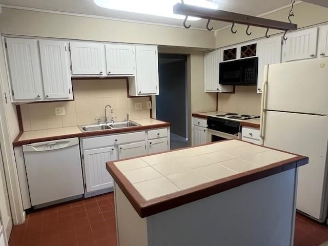 9624 Perry Lane E, Overland Park, KS 66212