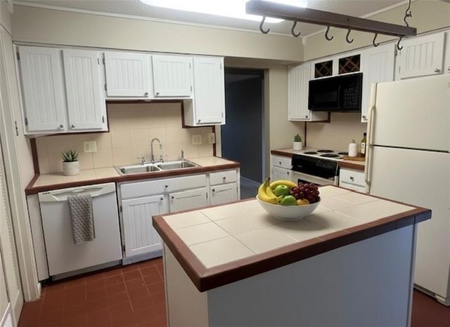 9624 Perry Lane E, Overland Park, KS 66212