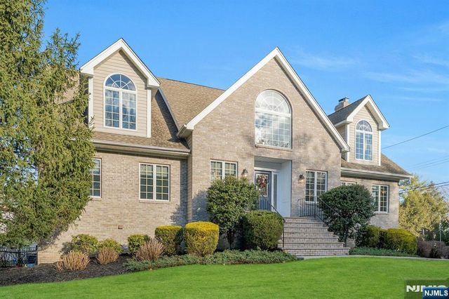 1 Laurel Court, Oakland, NJ 07436