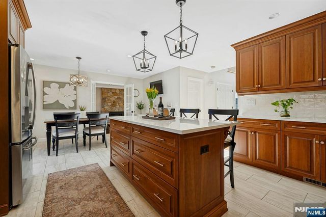 1 Laurel Court, Oakland, NJ 07436