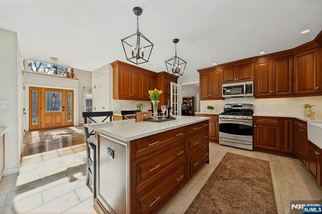 1 Laurel Court, Oakland, NJ 07436