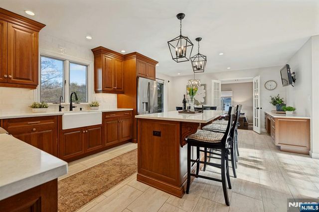 1 Laurel Court, Oakland, NJ 07436