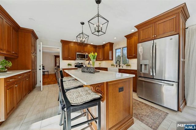 1 Laurel Court, Oakland, NJ 07436