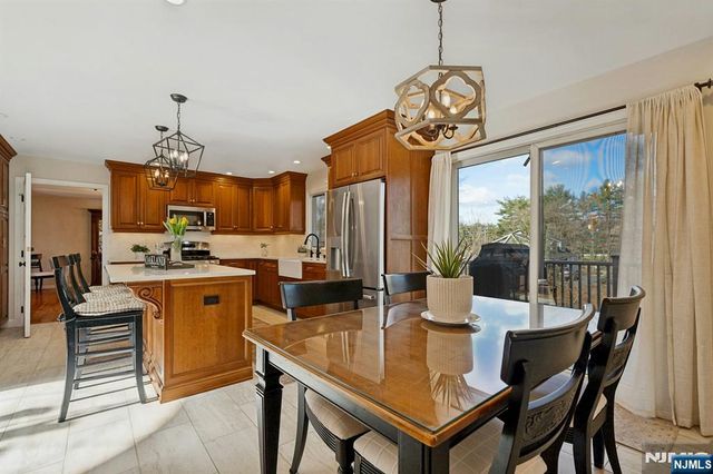 1 Laurel Court, Oakland, NJ 07436