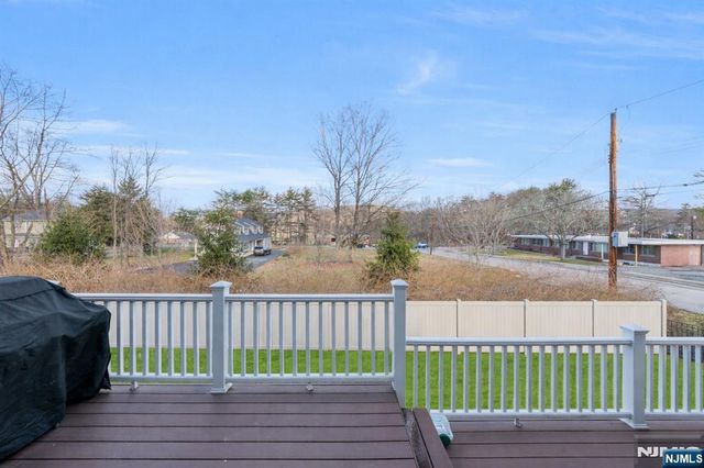1 Laurel Court, Oakland, NJ 07436