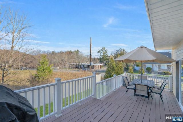1 Laurel Court, Oakland, NJ 07436