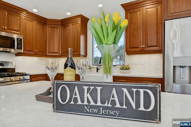 1 Laurel Court, Oakland, NJ 07436
