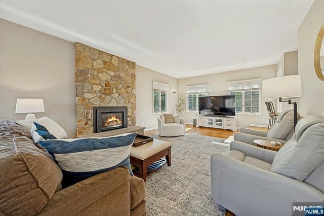 1 Laurel Court, Oakland, NJ 07436
