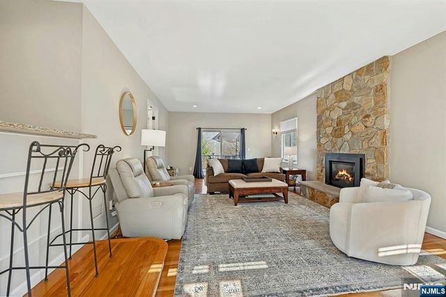 1 Laurel Court, Oakland, NJ 07436