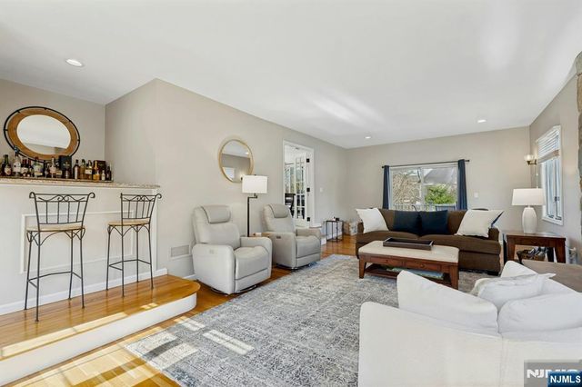 1 Laurel Court, Oakland, NJ 07436