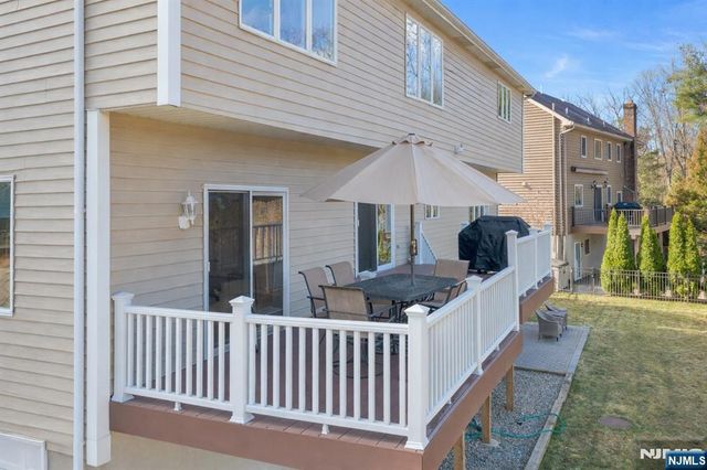 1 Laurel Court, Oakland, NJ 07436