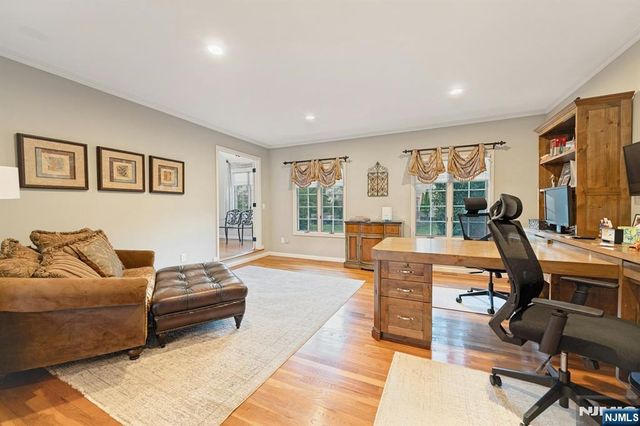 1 Laurel Court, Oakland, NJ 07436